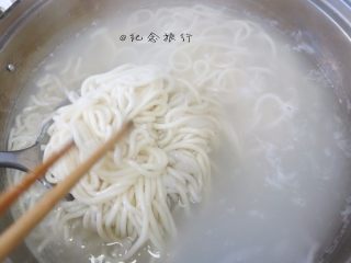 11、牛肉面这样做好吃又方便,将面条煮熟捞出
