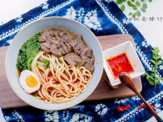 12、牛肉面这样做好吃又方便,	倒上炖牛肉的原汤放上面条，烫一些青菜，摆放上切片牛肉，最后来一些辣油 简直太美味了