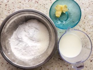 1、可可麻薯软欧包,同时准备麻薯内陷材料