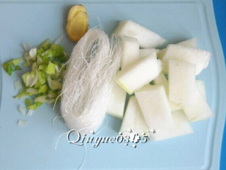 2、冬瓜粉丝汤#健康美颜餐#,粉丝洗净、冬瓜去皮去瓤切块、葱切碎、姜切片。