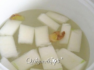 3、冬瓜粉丝汤#健康美颜餐#,水开放鸡汁或高汤，放冬瓜、粉丝、花椒、盐等调味品。