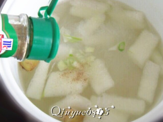 4、冬瓜粉丝汤#健康美颜餐#,因为冬瓜和粉丝都属易熟食材，所以几分钟就煮好了。放葱花、黑或白胡椒粉、香油，就可以起锅了。