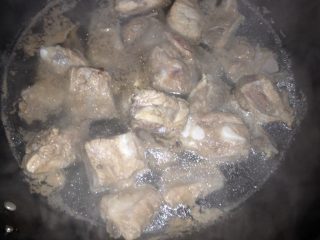 1、家庭版糖醋排骨,把肋排洗净，放入锅内焯水