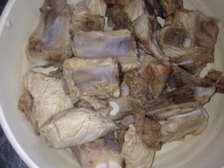 2、家庭版糖醋排骨,焯水后，用干净的水洗去排骨上的杂质