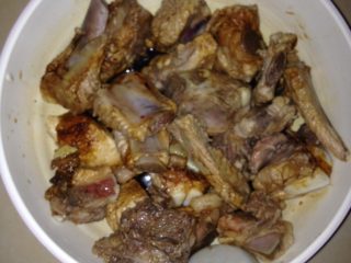 3、家庭版糖醋排骨,放入一汤匙生抽，一汤匙料酒，半汤匙老抽，两汤匙香醋腌制30分钟