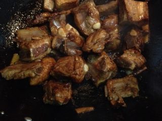 4、家庭版糖醋排骨,取出腌制的排骨沥干备用（腌制的酱料留用）。锅中放入少量油，放入3汤匙白糖炒糖色并放入适量姜