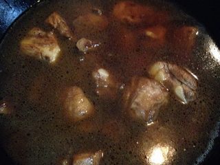 5、家庭版糖醋排骨,放入之前腌排骨的酱料，并放水沒过排骨就好。加入适量盐，大火烧开后转小火煮到排骨酥烂