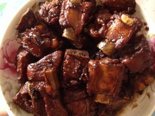 6、家庭版糖醋排骨,最后大火收汁，装盘前放入一汤匙香醋翻炒均匀，装盘即可