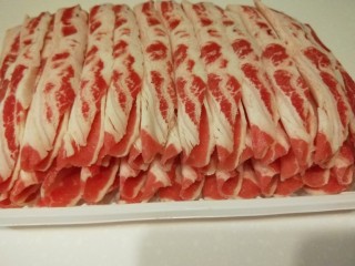 1、冬日暖心菜+在家吃火锅,新鲜的牛肉卷两盒。