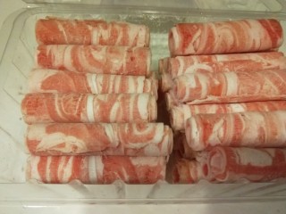 3、冬日暖心菜+在家吃火锅,新鲜羊肉卷很精致肥瘦均匀。