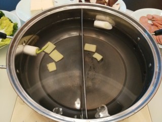 5、冬日暖心菜+在家吃火锅,鸳鸯锅加入足够的水，加入两块牛骨，牛肉没有拍照，加入葱姜烧开。