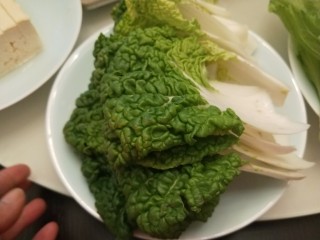 8、冬日暖心菜+在家吃火锅,娃娃菜洗干净。