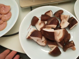 10、冬日暖心菜+在家吃火锅,鲜香菇洗干净切四瓣。