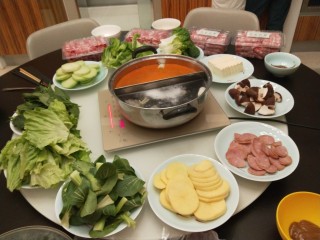 14、冬日暖心菜+在家吃火锅,一边青水火锅，一边麻辣火锅。