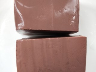 1、家庭版蒜苗炒猪血,猪血两块。