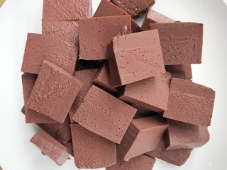 2、家庭版蒜苗炒猪血,切2公分厚的块。