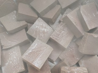 4、家庭版蒜苗炒猪血,捞出沥干。