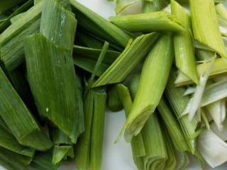 5、家庭版蒜苗炒猪血,蒜苗切段。