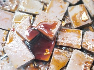 13、家庭版蒜苗炒猪血,一勺蚝油，充分翻炒均匀，让猪血吸收入味。