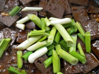 14、家庭版蒜苗炒猪血,加蒜苗。