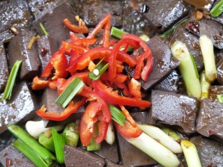 15、家庭版蒜苗炒猪血,放红椒丝。