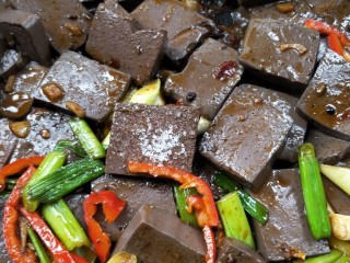 16、家庭版蒜苗炒猪血,少许白糖翻炒均匀。