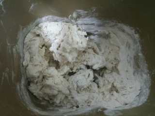 2、德式碱水包,将面粉、水、盐、细砂糖、酵母（除黄油以外的材料）放在面包机或者厨师机中进行和面。