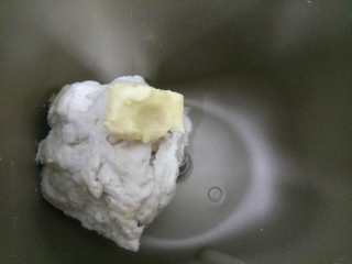3、德式碱水包,大概几分钟，面团成团了，我们就可以加入软化好的黄油，继续搅拌。