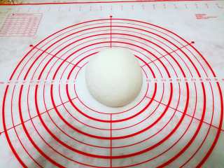 4、德式碱水包,直到面团揉至表面光滑就可以，碱水包的面团不需要出膜，表面光滑就可以。（从开始和面到表面光滑，面包机大约工作15-20分钟，大家可以参考下时间）