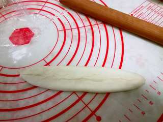 7、德式碱水包,然后从一端卷起，收口处尽量要捏紧。