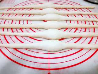 8、德式碱水包,再把面团搓成中间鼓两段细的长条，尽量搓长，以便好整形。