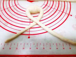 9、德式碱水包,搓好的面将两端交叉。