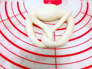 10、德式碱水包,再拧一下进行打结、如图。适当的整理下形状。