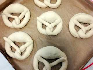 12、德式碱水包,冷冻后的面团，拿出来，准备泡碱水。（此时可以预热烤箱180度）