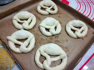 14、德式碱水包,在面包中间鼓的地方用割包刀（刀片）割口、撒上适量的海盐或者芝麻进行装饰。