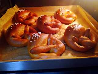 15、德式碱水包,烤制的过程中，你会看到面包颜色逐渐由浅变深，这就是烘焙碱的作用。