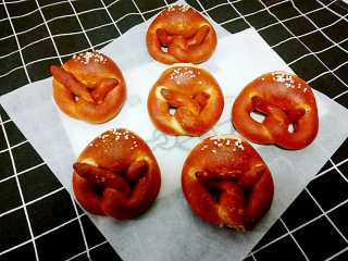 16、德式碱水包,烤好后，就可以出炉了，是不是觉得造型很诡异。