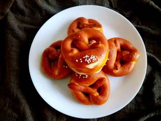 18、德式碱水包,凉了吃，口感不错哒，艮啾啾。