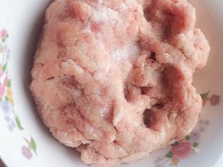 1、青椒塞肉（家庭版）,准备好外面肉店买回来的肉馅，撒个少量的盐。