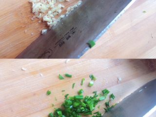 2、青椒塞肉（家庭版）,生姜，葱用菜刀切碎备用。稍后撒入肉馅里面。