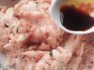 3、青椒塞肉（家庭版）,放入少量的生抽。