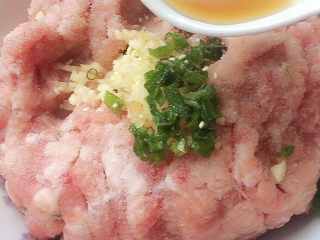 4、青椒塞肉（家庭版）,撒入生姜，葱花，放入少许料酒去腥。