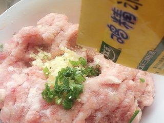 5、青椒塞肉（家庭版）,最后放入少许味精，用手充分抓匀。