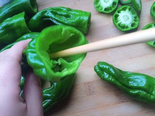 7、青椒塞肉（家庭版）,用筷子转个圈，把里面的籽和筋去掉，这样吃起来不会太辣。