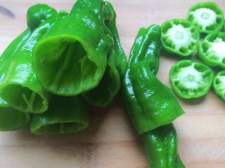 8、青椒塞肉（家庭版）,依次都把里面掏空。