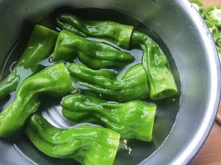 9、青椒塞肉（家庭版）,放温水里面清洗一下。