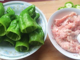 10、青椒塞肉（家庭版）,准备开始塞肉。