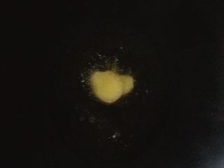 13、青椒塞肉（家庭版）,放入几片生姜