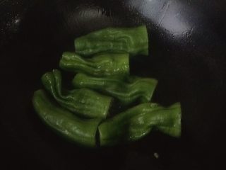 14、青椒塞肉（家庭版）,把青椒放入，用锅铲轻轻推几下。注意火候，小火不要煎焦。