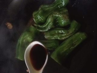 16、青椒塞肉（家庭版）,放入2勺生抽。